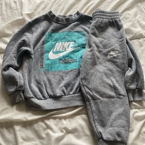 Nike Gray Kids Sweatshirt & Jogger Set with Teal Graphic Size 4T